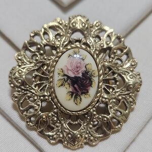 Vintage Round Gold Tone/Pretty Roses Scarf Clip